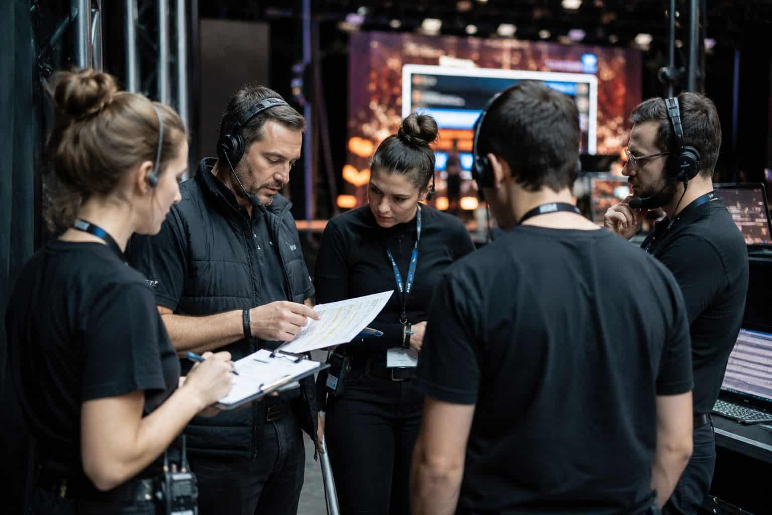 quipe d'organisation en briefing le jour J d'un gala caritatif