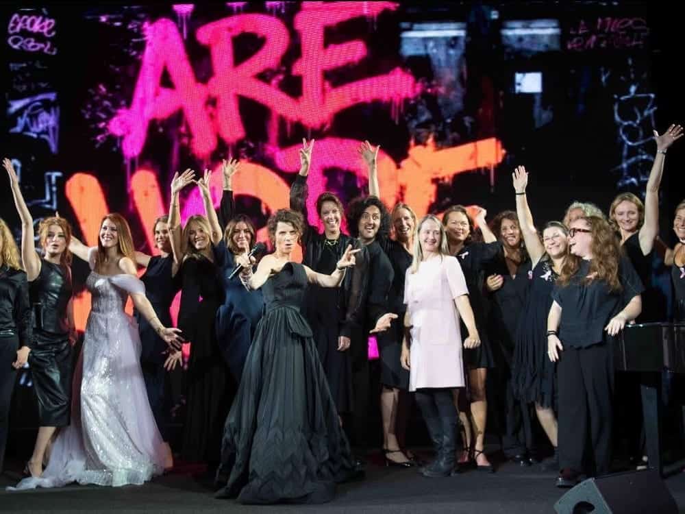 Les participantes et artistes sur scène lors du gala HOPE au Pavillon Gabriel